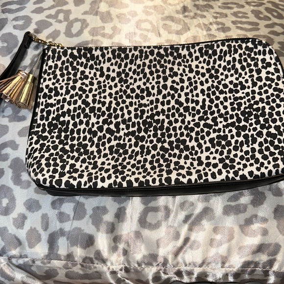 NWOT old navy canvas leopard print larger cosmetic bag with wristlet and tassel - Picture 1 of 6